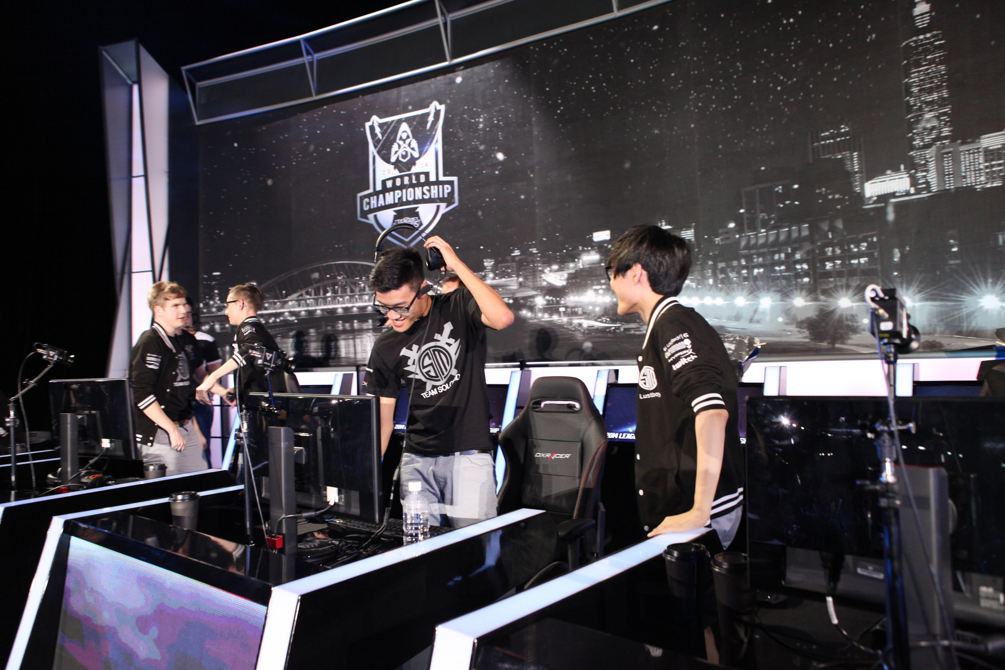 TES战队英雄联盟比赛战术分析：完美团战背后的团队协作制胜关键